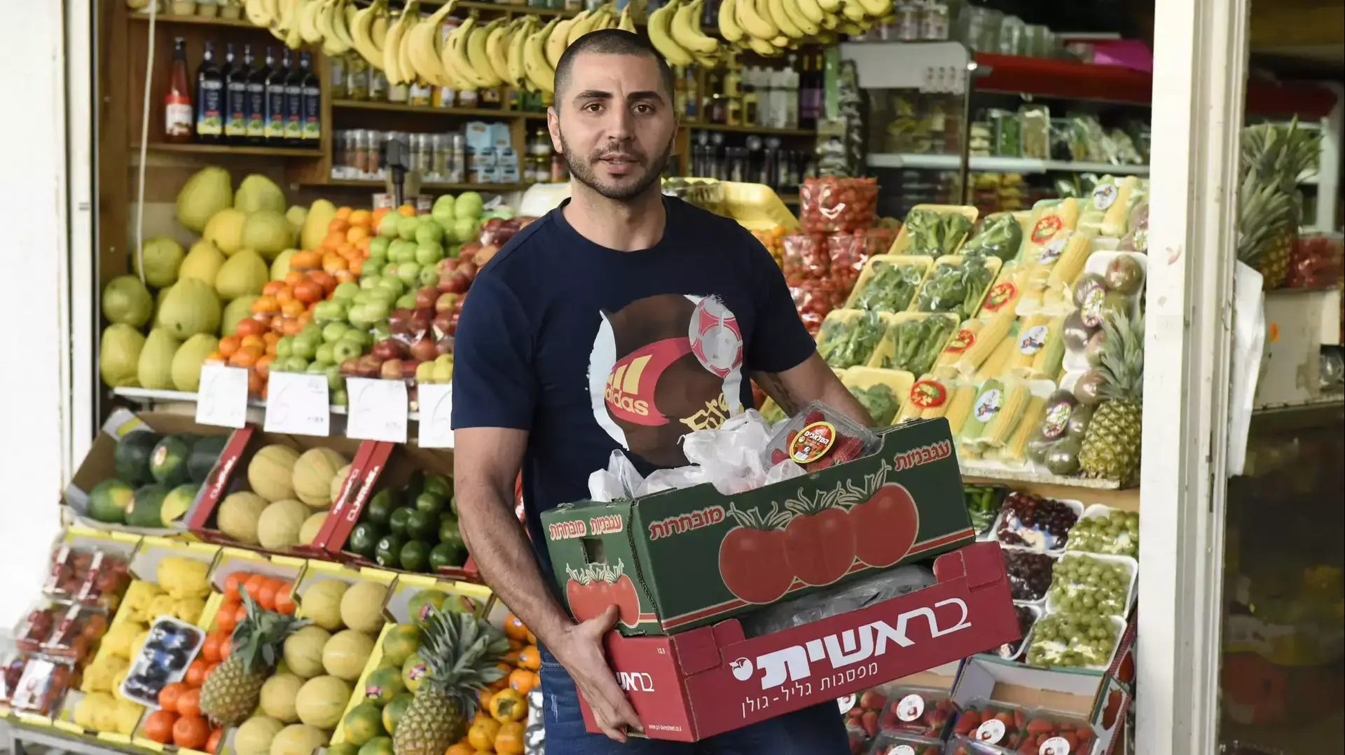 אעוואני, שליח ירקות העובד בתל אביב אעוואני, שליח ירקות העובד בתל אביב