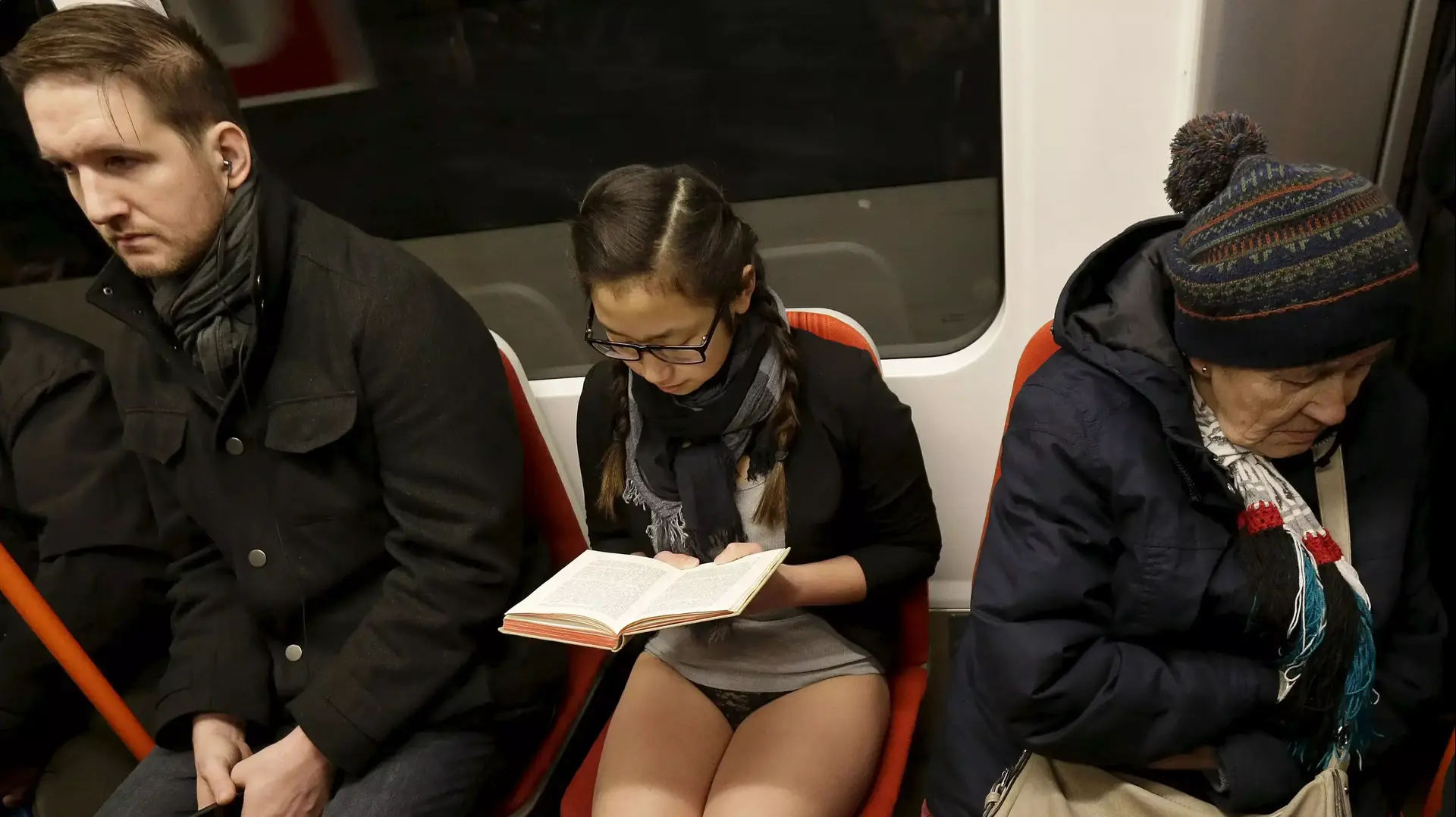 "יום ללא מכנסיים" ברכבת התחתית בפראג, צ'כיה, 10 בינואר 2016 "יום ללא מכנסיים" ברכבת התחתית בפראג, צ'כיה, 10 בינואר 2016