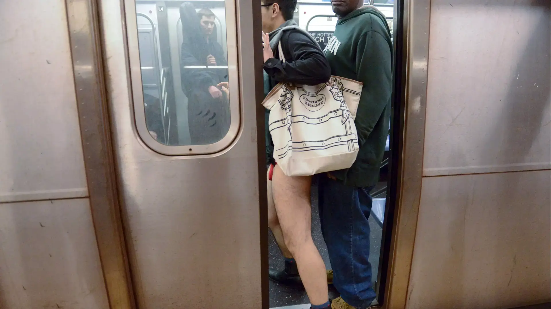"יום ללא מכנסיים" ברכבת התחתית בניו יורק, 10 בינואר 2016 "יום ללא מכנסיים" ברכבת התחתית בניו יורק, 10 בינואר 2016