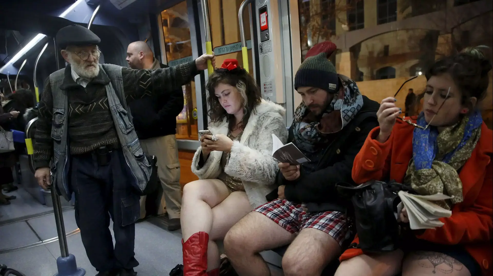 "יום ללא מכנסיים" ברכבת הקלה בירושלים, 10 בינואר 2016 "יום ללא מכנסיים" ברכבת הקלה בירושלים, 10 בינואר 2016