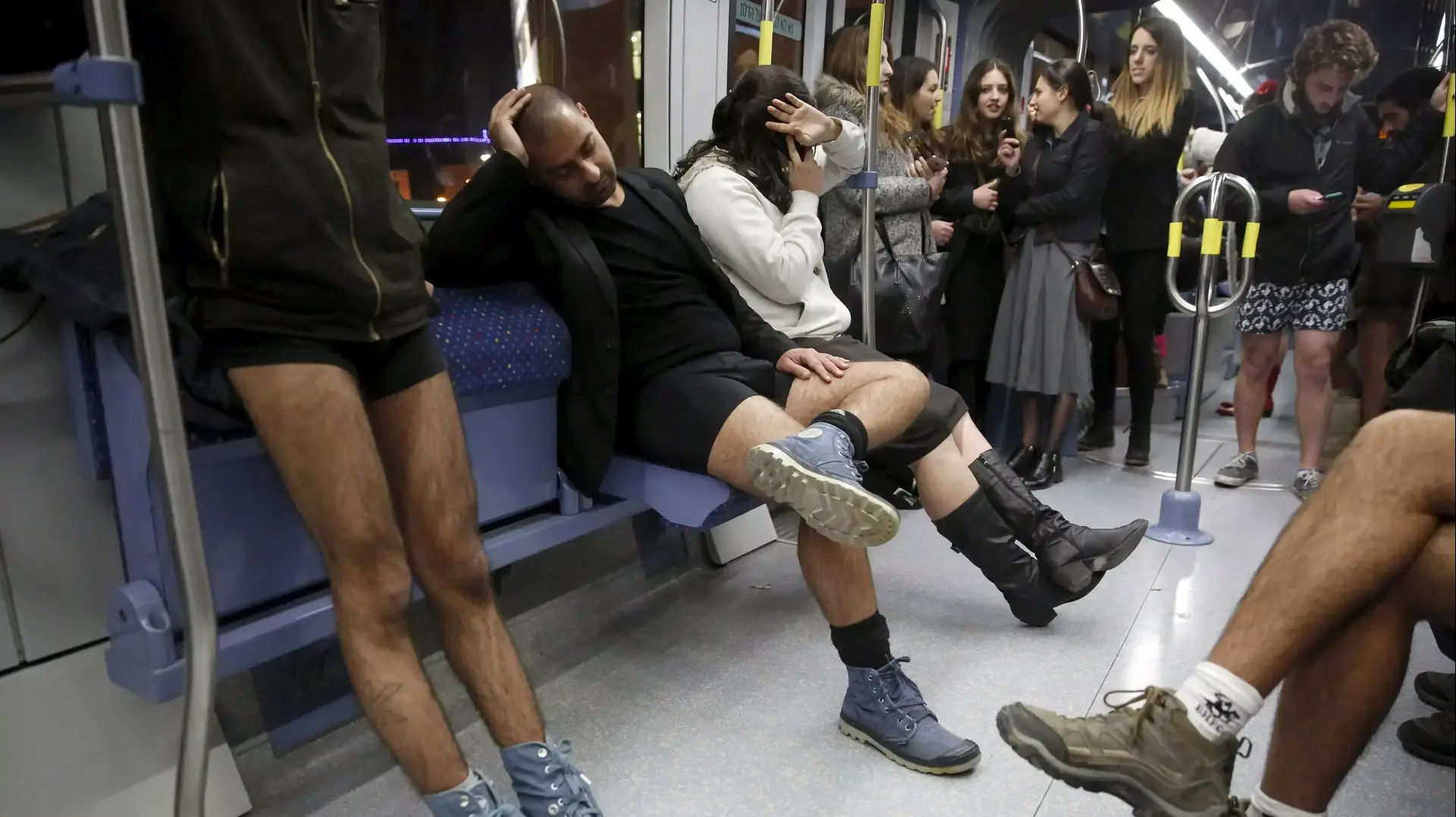 "יום ללא מכנסיים" ברכבת הקלה בירושלים, 10 בינואר 2016 "יום ללא מכנסיים" ברכבת הקלה בירושלים, 10 בינואר 2016