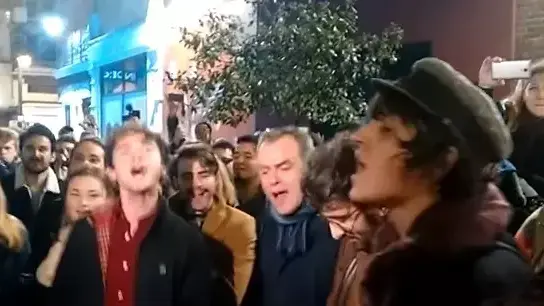 מעריצים שרים מול ביתו של דיוויד בואי מעריצים שרים מול ביתו של דיוויד בואי