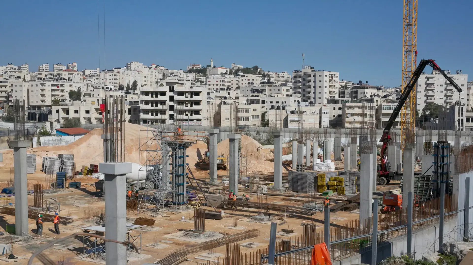 רמי לוי על רקע אזור התעשייה בעטרות שם הוא מתעתד לבנות קניון