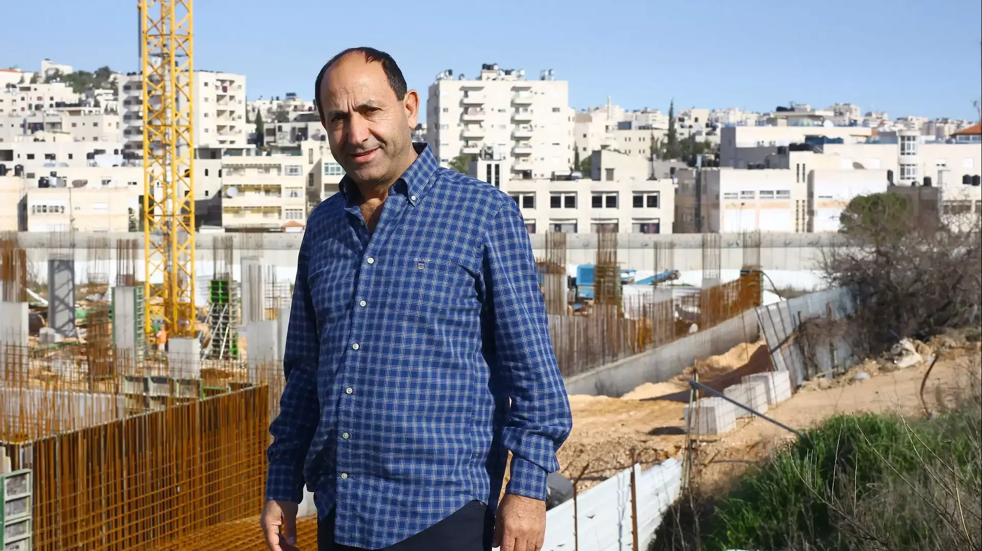 רמי לוי על רקע אזור התעשייה בעטרות שם הוא מתעתד לבנות קניון