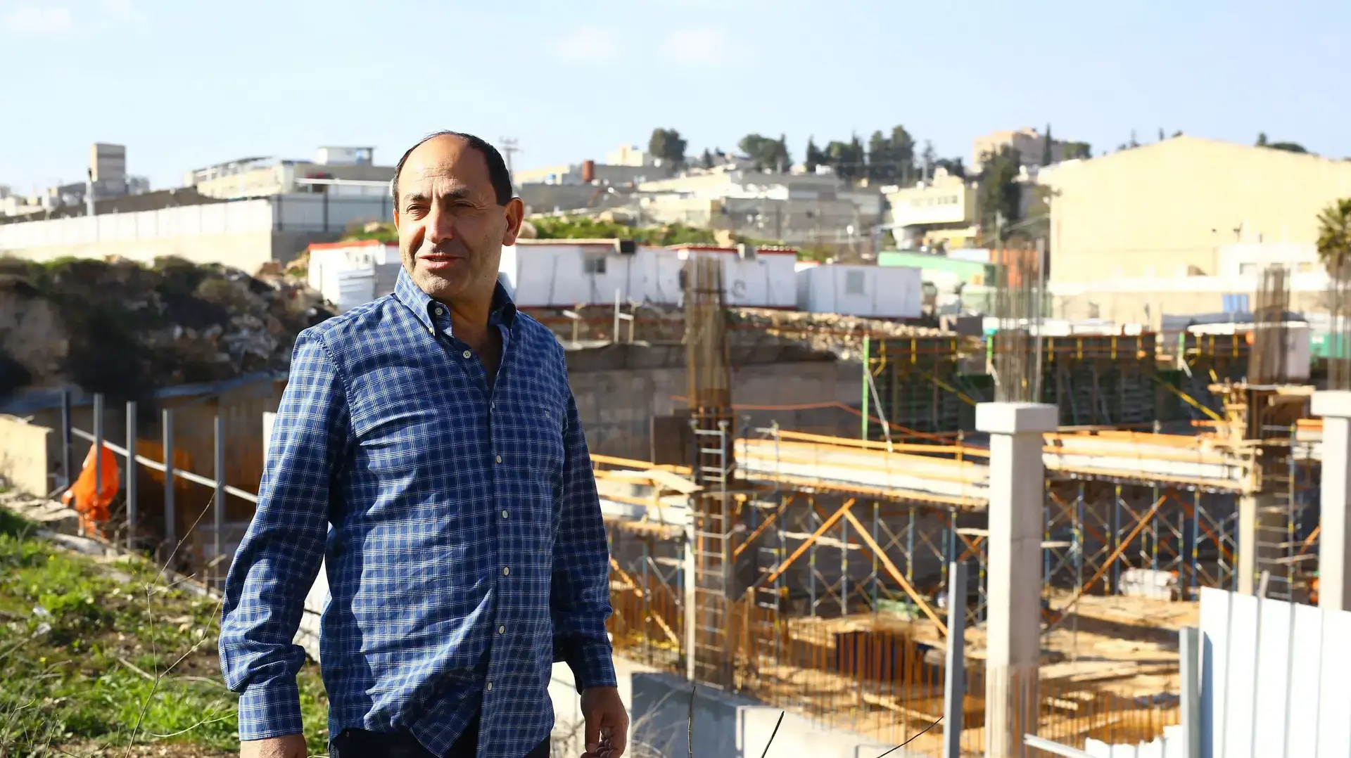 רמי לוי על רקע אזור התעשייה בעטרות שם הוא מתעתד לבנות קניון רמי לוי על רקע אזור התעשייה בעטרות שם הוא מתעתד לבנות קניון