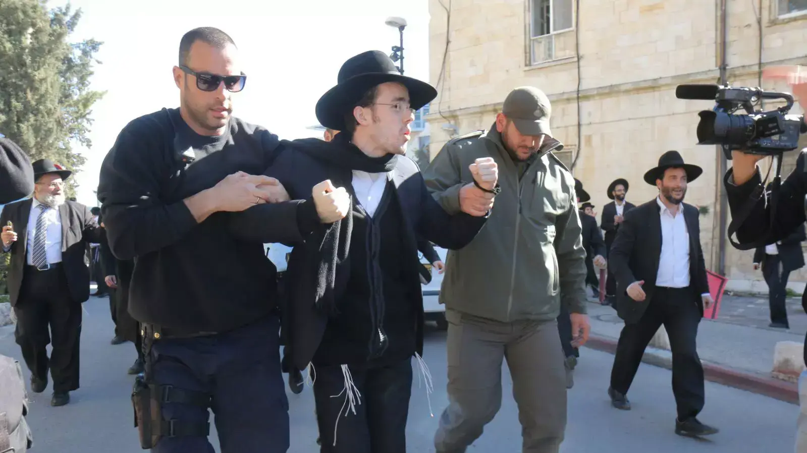 הפגנה מחוץ לבית משפט השלום בי-ם על רקע מעצר חשודים בחשד להסתה נגד חיילים חרדים 13 ינואר 2016 הפגנה מחוץ לבית משפט השלום בי-ם על רקע מעצר חשודים בחשד להסתה נגד חיילים חרדים 13 ינואר 2016