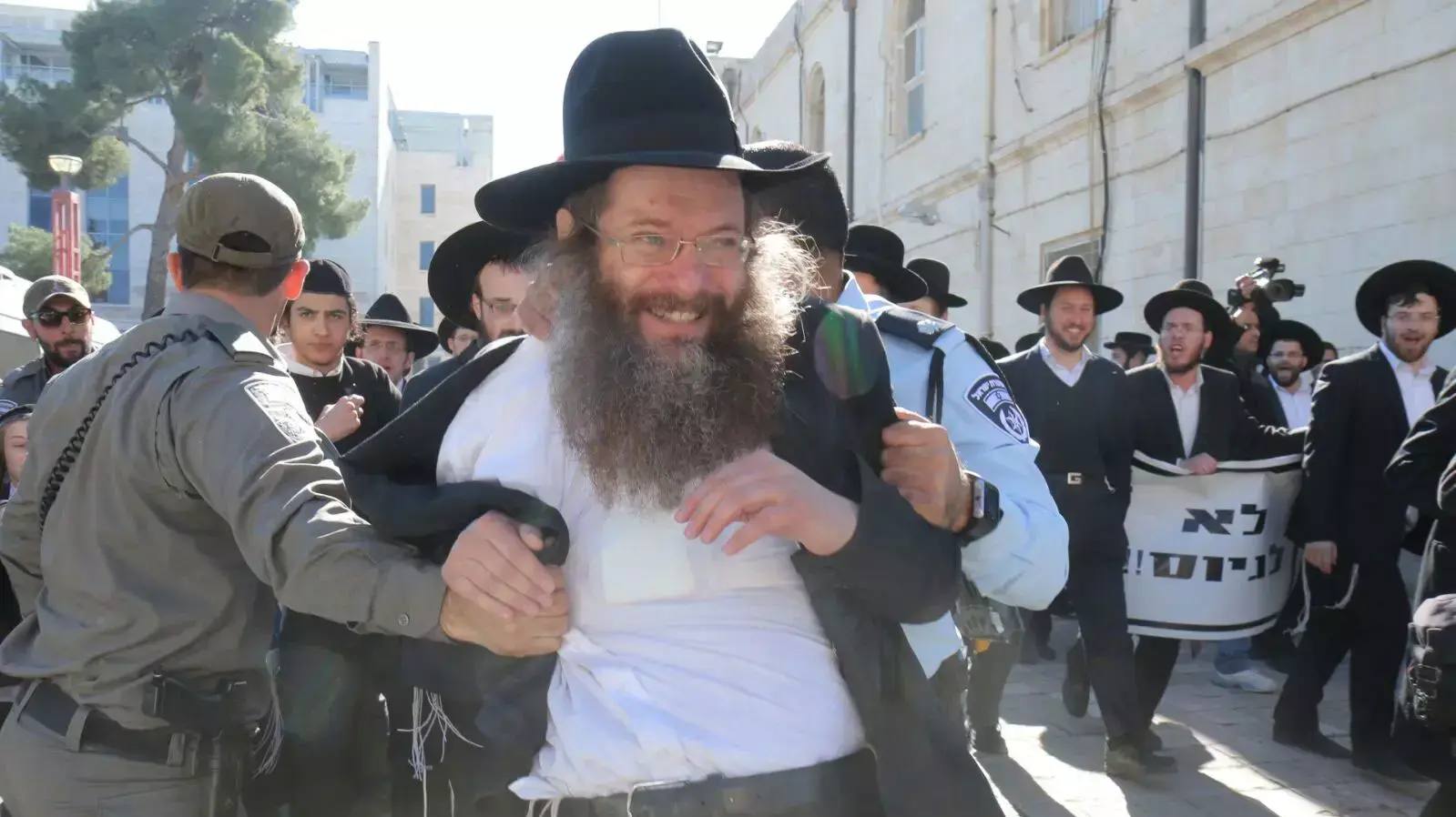 הפגנה מחוץ לבית משפט השלום בי-ם על רקע מעצר חשודים בחשד להסתה נגד חיילים חרדים 13 ינואר 2016 הפגנה מחוץ לבית משפט השלום בי-ם על רקע מעצר חשודים בחשד להסתה נגד חיילים חרדים 13 ינואר 2016