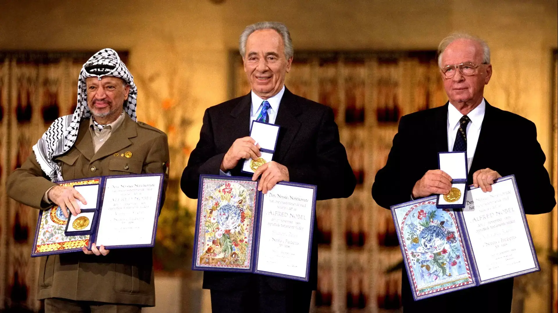 יצחק רבין, שמעון פרס ויאסר ערפאת מקבלים פרס נובל לשלום, 1994 יצחק רבין, שמעון פרס ויאסר ערפאת מקבלים פרס נובל לשלום, 1994