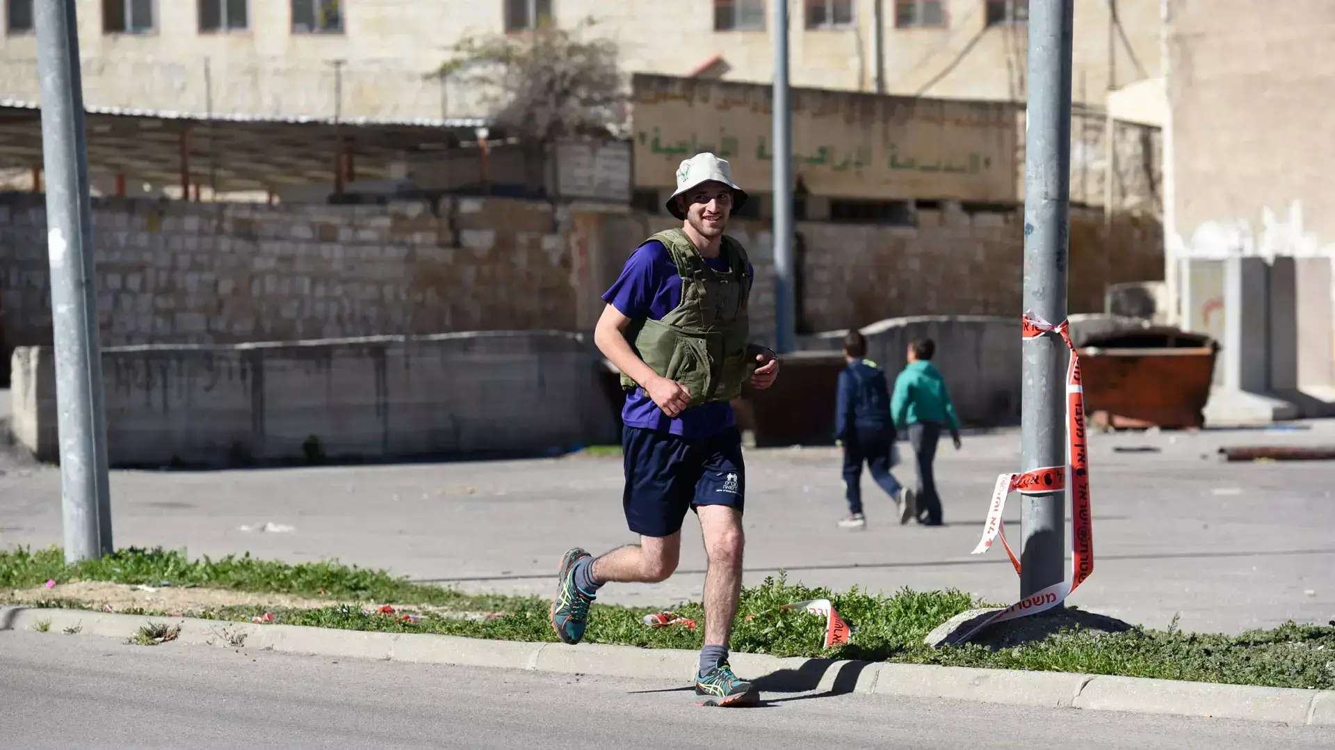 חייל גבעתי בריצה ברחבי חברון עם שכפץ, ינואר 2016