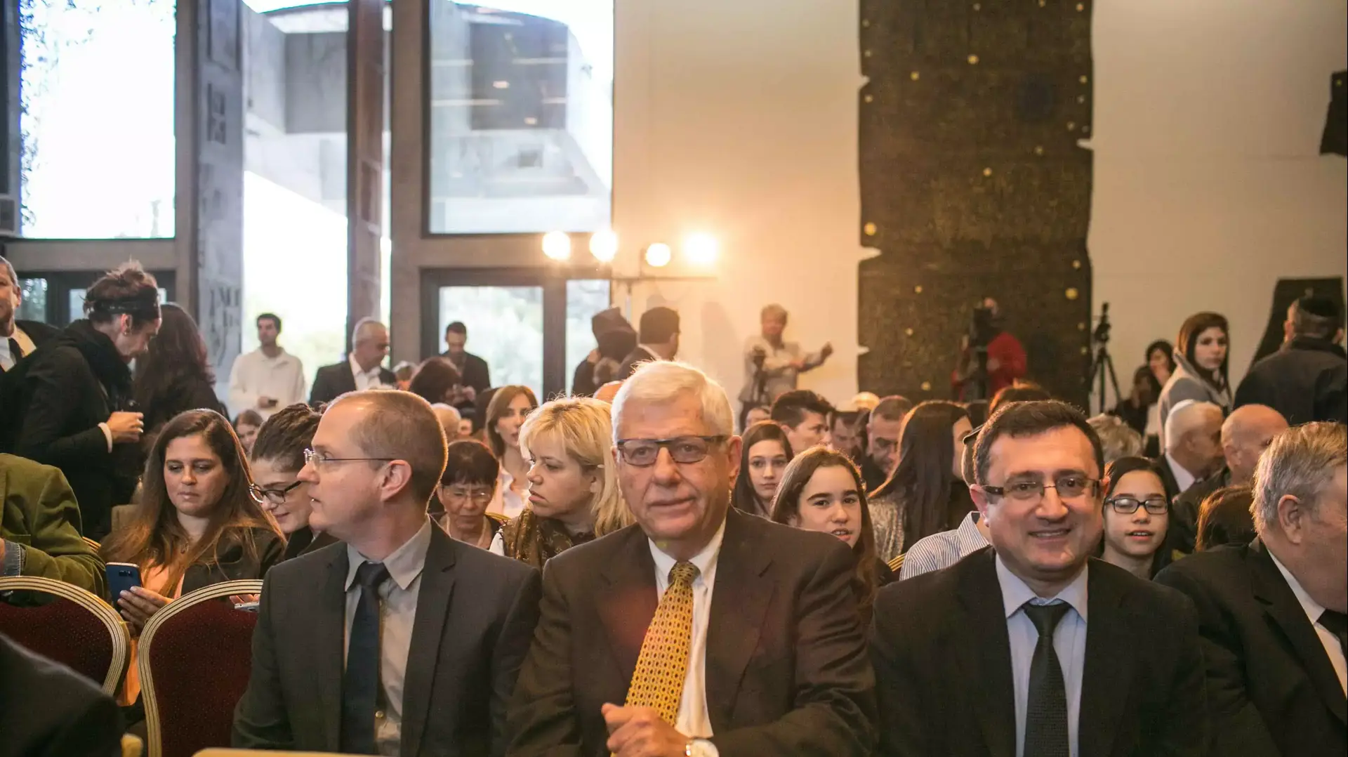 "כ רוברט אילטוב (מימין), ראש עיריית רחובות לשעבר שוקי פורר ובנו ח"כ עודד פורר, טקס השבעת שופטים, בית הנשיא. ינואר 2016 "כ רוברט אילטוב (מימין), ראש עיריית רחובות לשעבר שוקי פורר ובנו ח"כ עודד פורר, טקס השבעת שופטים, בית הנשיא. ינואר 2016