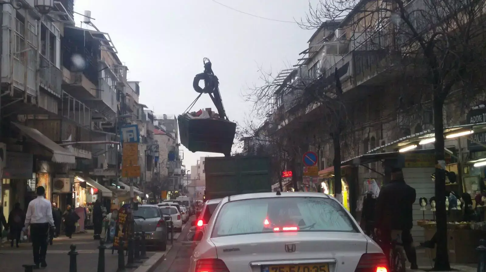 עובדי אגף התברואה בעיריית ירושלים אוספים מכולות אשפה למנוע שריפות בהפגנות חרדים, שכונת מאה שערים. ינואר 2016 עובדי אגף התברואה בעיריית ירושלים אוספים מכולות אשפה למנוע שריפות בהפגנות חרדים, שכונת מאה שערים. ינואר 2016