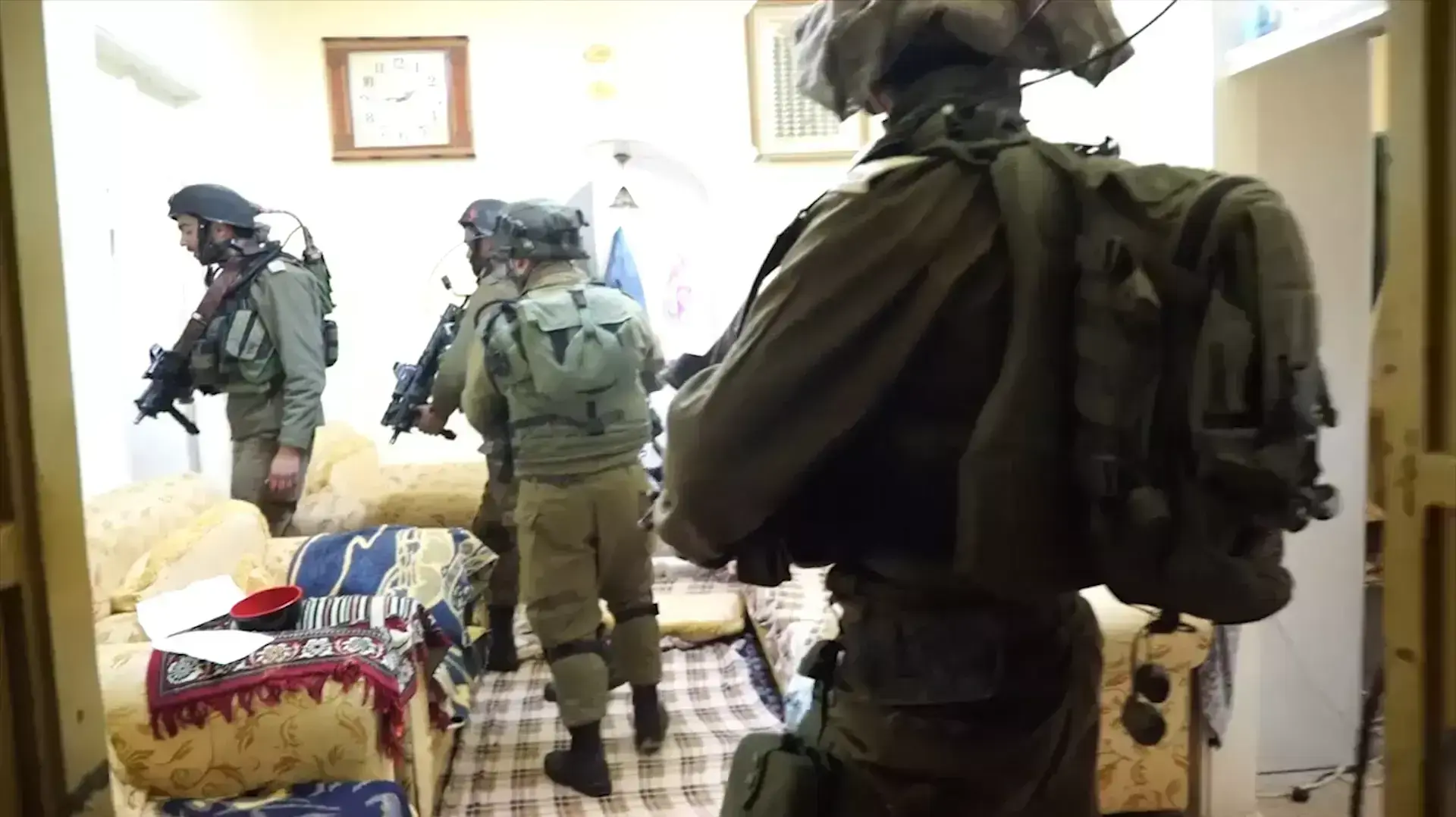 פעילות לוחמי גבעתי בחברון לאיתור כלי נשק בבתי של פלסטיניים. 13 בינואר 2015