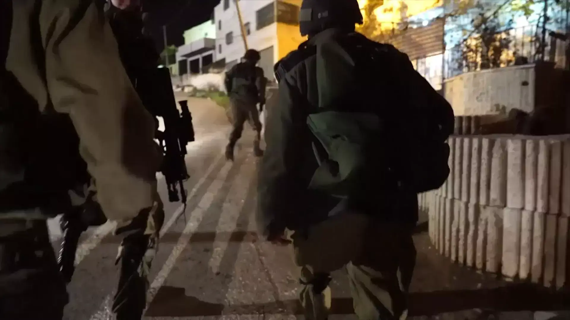 פעילות לוחמי גבעתי בחברון לאיתור כלי נשק בבתי של פלסטיניים. 13 בינואר 2015 פעילות לוחמי גבעתי בחברון לאיתור כלי נשק בבתי של פלסטיניים. 13 בינואר 2015