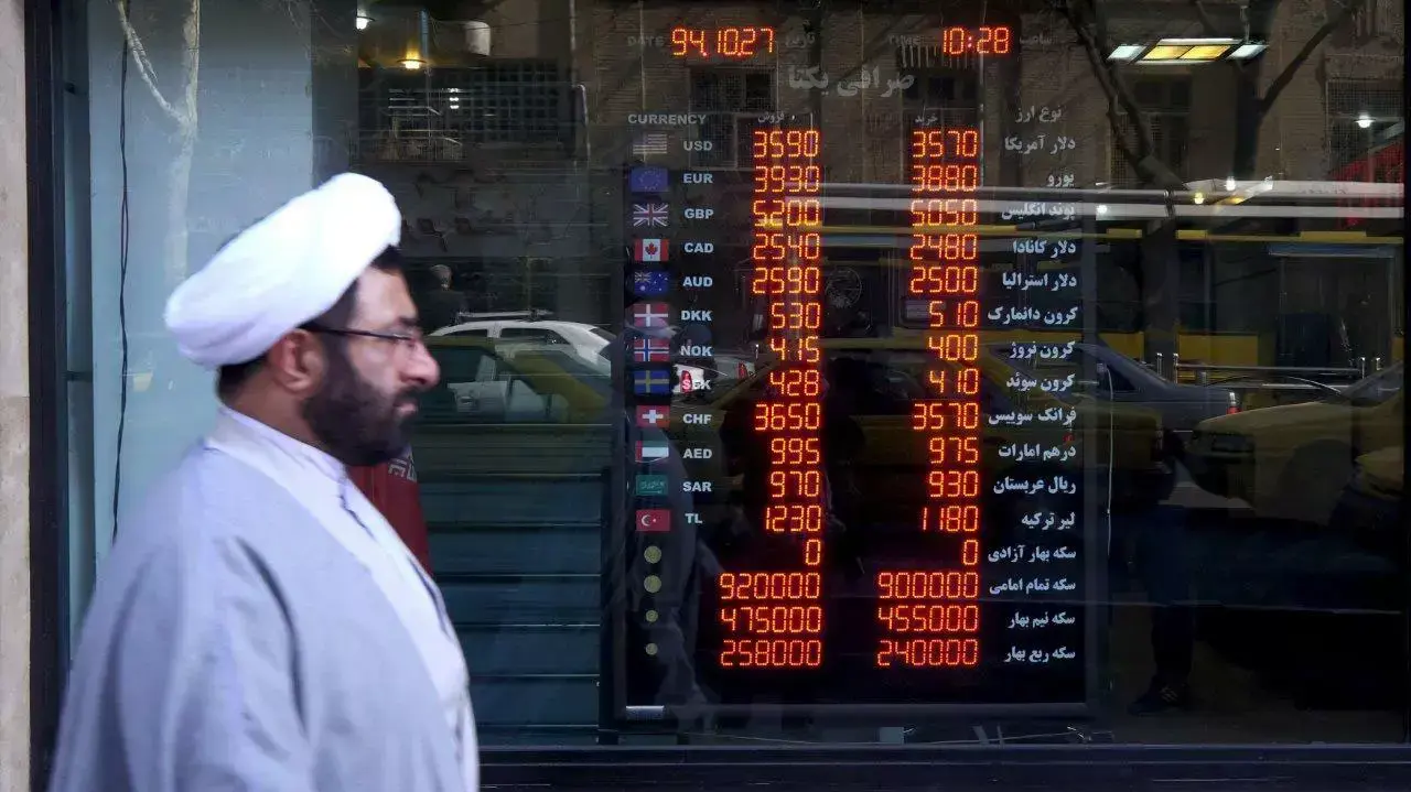 גבר איראני חולף על פני חלפן כספים בטהראן אחרי הסרת הסנקציות, 17 בינואר 2016 גבר איראני חולף על פני חלפן כספים בטהראן אחרי הסרת הסנקציות, 17 בינואר 2016