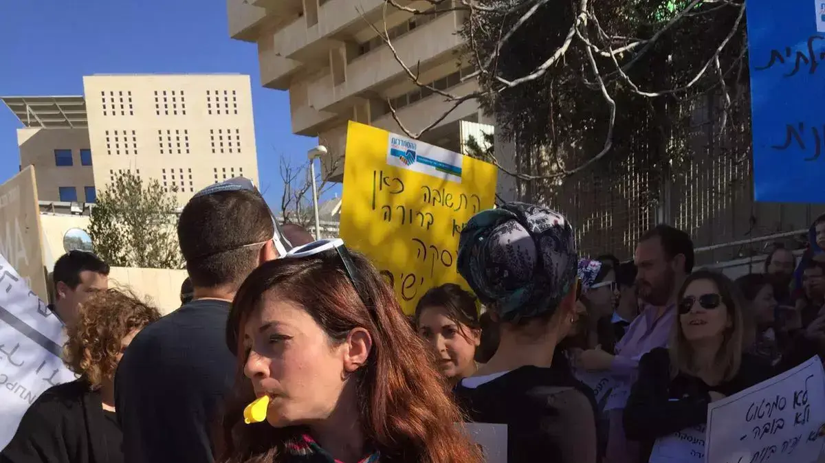 הפגנת עובדי עיריית ירושלים נגד שר האוצר מול ישיבת הממשלה על רקע המחלוקות הכספיות בין כחלון לברקת. 17 בינואר 2016 הפגנת עובדי עיריית ירושלים נגד שר האוצר מול ישיבת הממשלה על רקע המחלוקות הכספיות בין כחלון לברקת. 17 בינואר 2016
