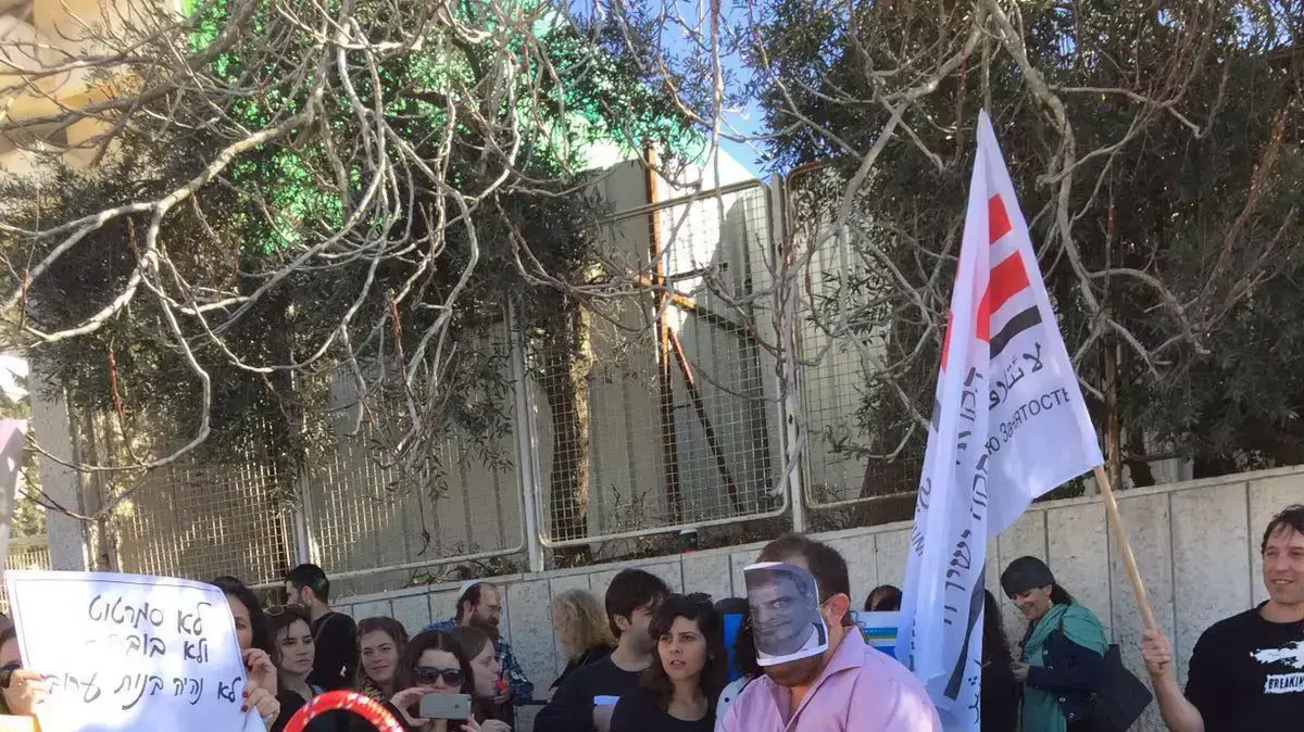 הפגנת עובדי עיריית ירושלים נגד שר האוצר מול ישיבת הממשלה על רקע המחלוקות הכספיות בין כחלון לברקת. 17 בינואר 2016 הפגנת עובדי עיריית ירושלים נגד שר האוצר מול ישיבת הממשלה על רקע המחלוקות הכספיות בין כחלון לברקת. 17 בינואר 2016