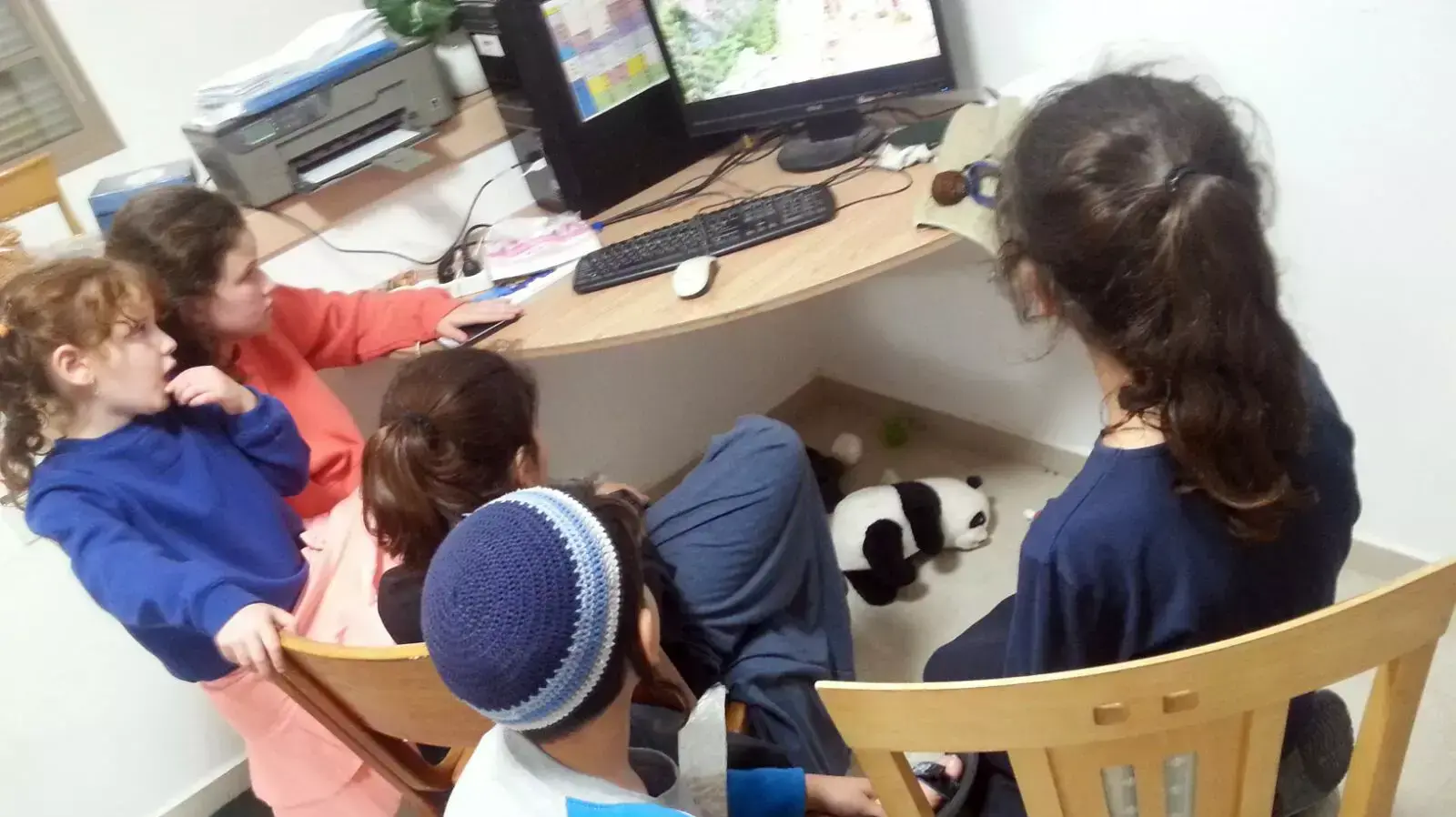 תושבי ההתנחלות עתניאל שבדרום הר חברון מסתגרים בבתיהם ברקע מצוד אחר מחבל. 17 בינואר 2016. תושבי ההתנחלות עתניאל שבדרום הר חברון מסתגרים בבתיהם ברקע מצוד אחר מחבל. 17 בינואר 2016.