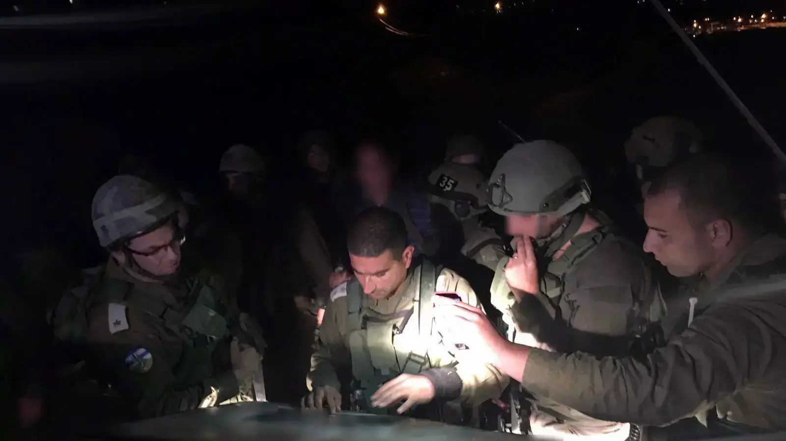 תמונות מזירת הפיגוע בעתניאל. מח"ט יהודה, אל"ם יריב בן עזרא המתדרך את הכוחות בשטח תמונות מזירת הפיגוע בעתניאל. מח"ט יהודה, אל"ם יריב בן עזרא המתדרך את הכוחות בשטח
