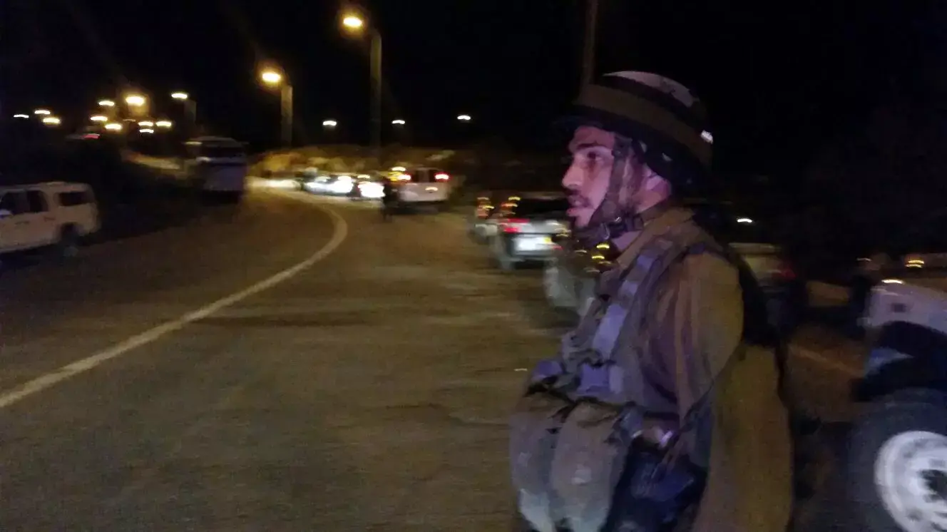 מחסום בכניסה לעתניאל היום בערב 17 ינואר 2016 מחסום בכניסה לעתניאל היום בערב 17 ינואר 2016