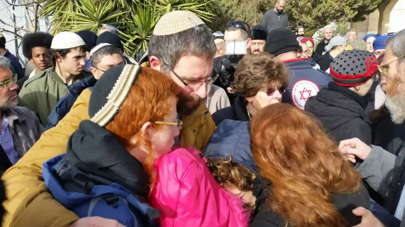 הספדים בצאת מסע הלוייה של דפנה מאיר ז"ל נרצחה על ידי מחבל בעתניאל 17 ינואר 2016 הספדים בצאת מסע הלוייה של דפנה מאיר ז"ל נרצחה על ידי מחבל בעתניאל 17 ינואר 2016