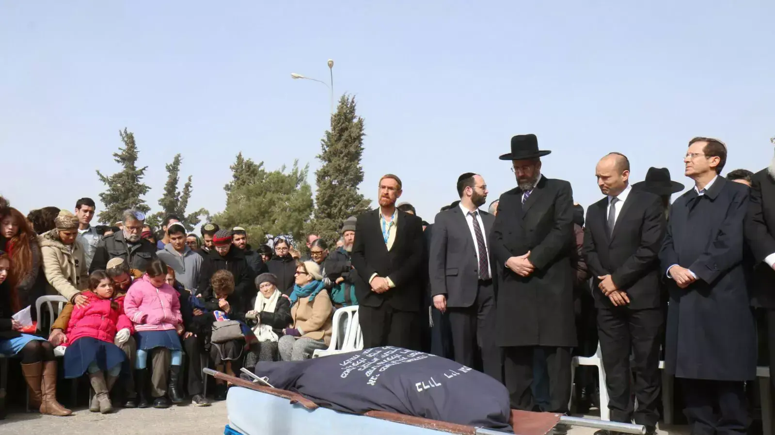 הלוויתה של דפנה מאיר נרצחה בפיגוע בעתניאל הלוויתה של דפנה מאיר נרצחה בפיגוע בעתניאל