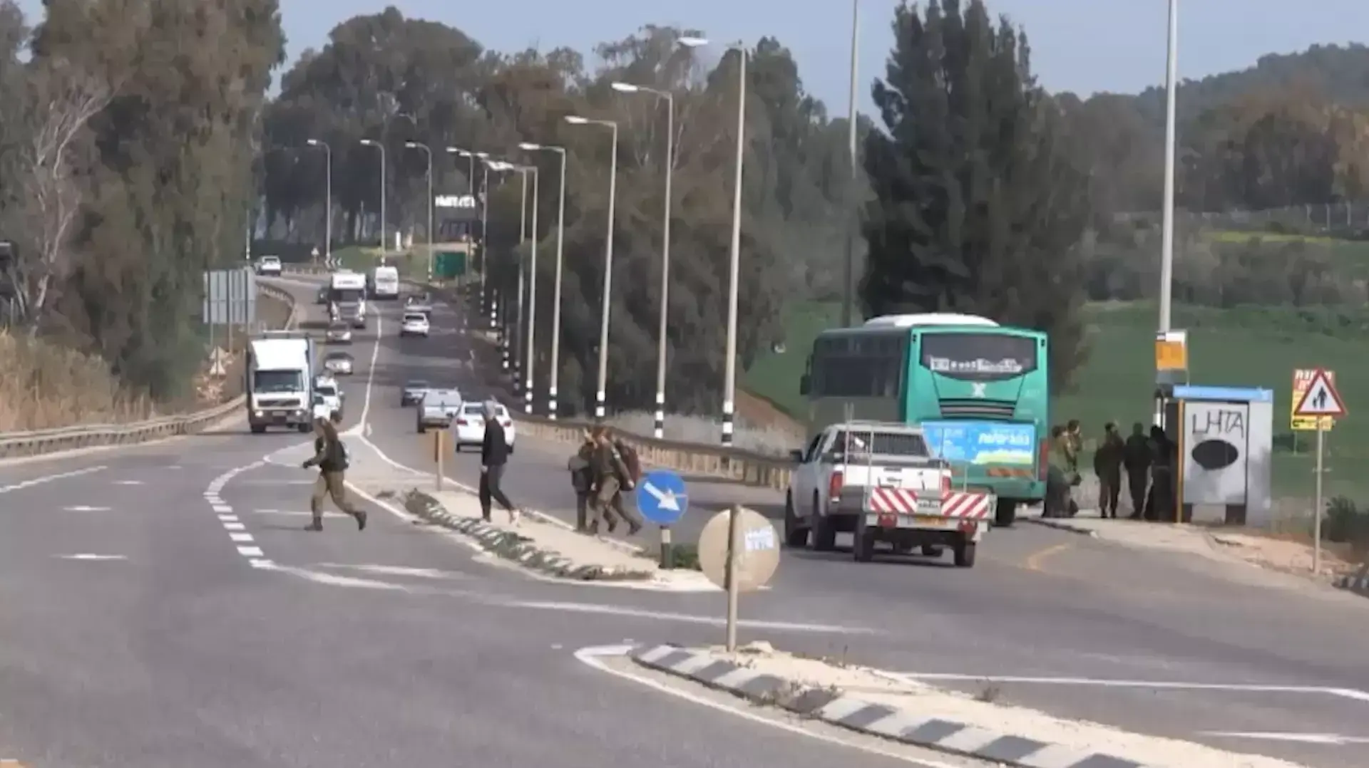 סכנת נפשות: כך נאלצים חיילים לחצות את כביש 65 שבגליל התחתון