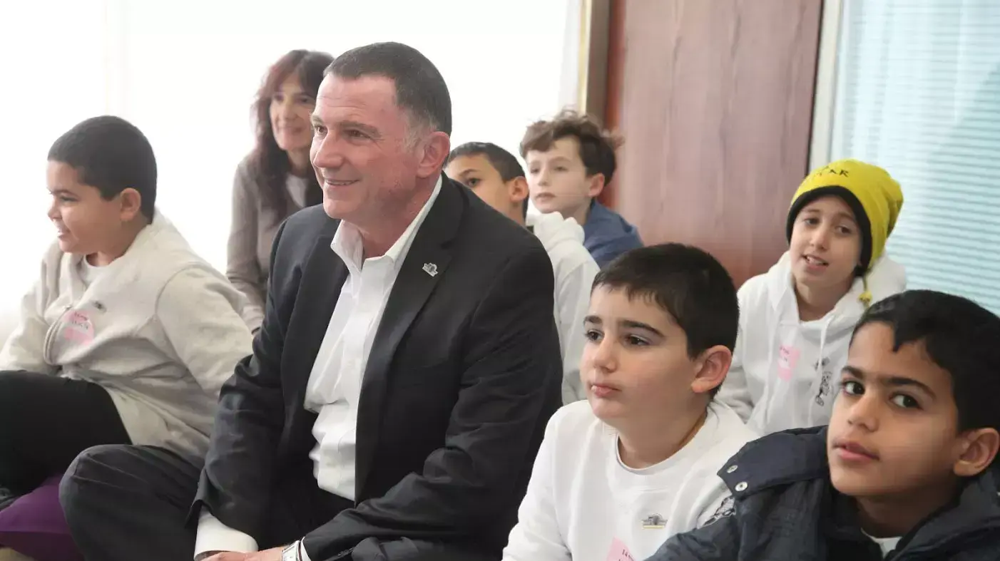 בני בגין בשעת סיפור במשכן הכנסת לרגל חגיגות 50 שנה למשכן בני בגין בשעת סיפור במשכן הכנסת לרגל חגיגות 50 שנה למשכן