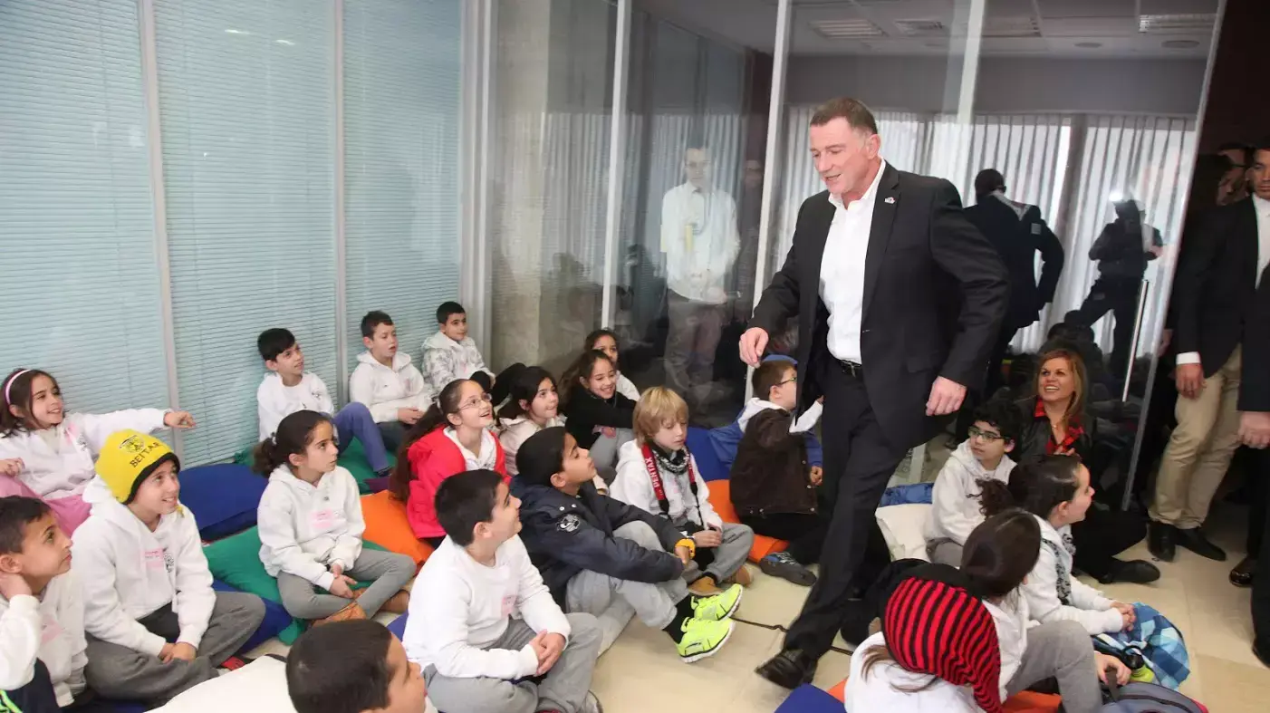 יולי אדלשטיין בשעת סיפור במשכן הכנסת לרגל חגיגות 50 שנה למשכן יולי אדלשטיין בשעת סיפור במשכן הכנסת לרגל חגיגות 50 שנה למשכן