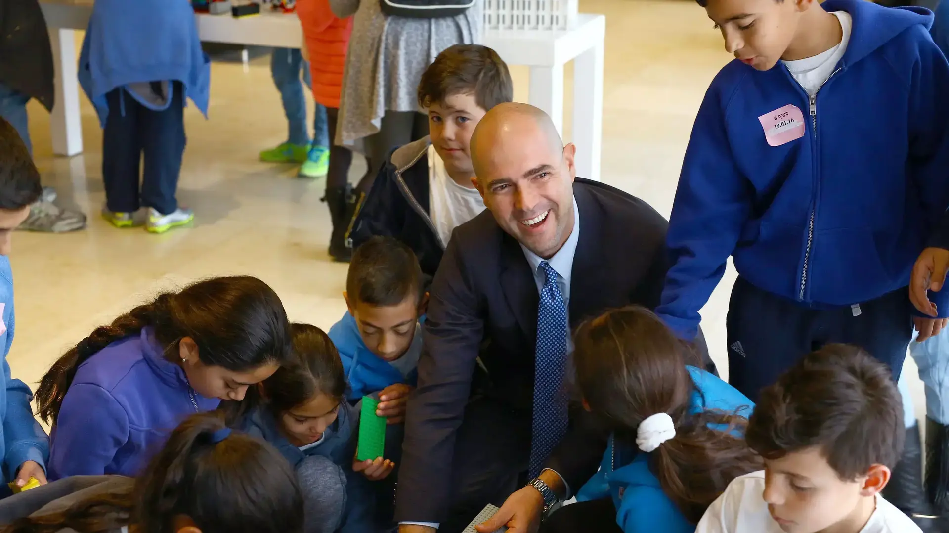 חבר הכנסת אמיר אוחנה בשעת משחק עם ילדים לרגל חגיגות 50 שנה למשכן הכנסת חבר הכנסת אמיר אוחנה בשעת משחק עם ילדים לרגל חגיגות 50 שנה למשכן הכנסת