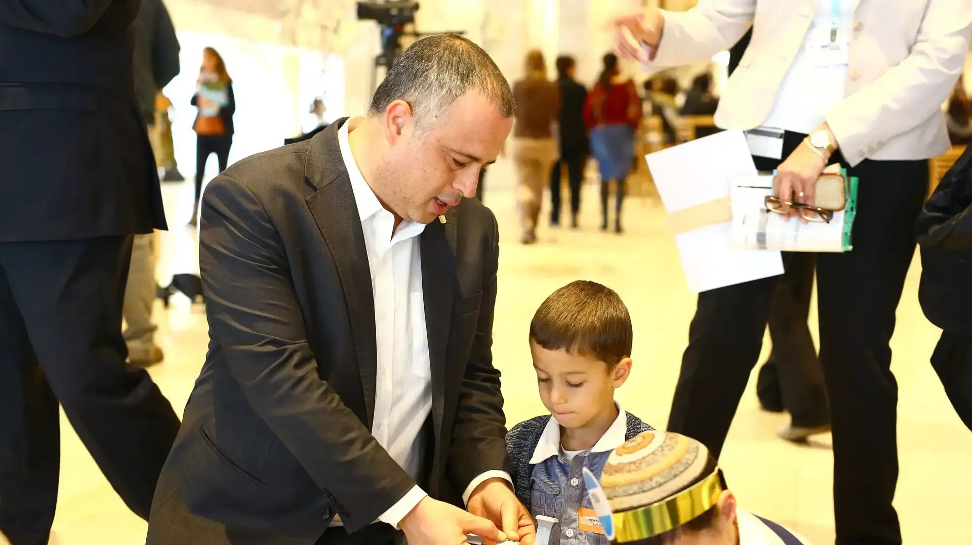 חיליק בר בשעת משחק עם ילדים במשכן הכנסת לרגל חגיגות 50 שנה למשכן חיליק בר בשעת משחק עם ילדים במשכן הכנסת לרגל חגיגות 50 שנה למשכן
