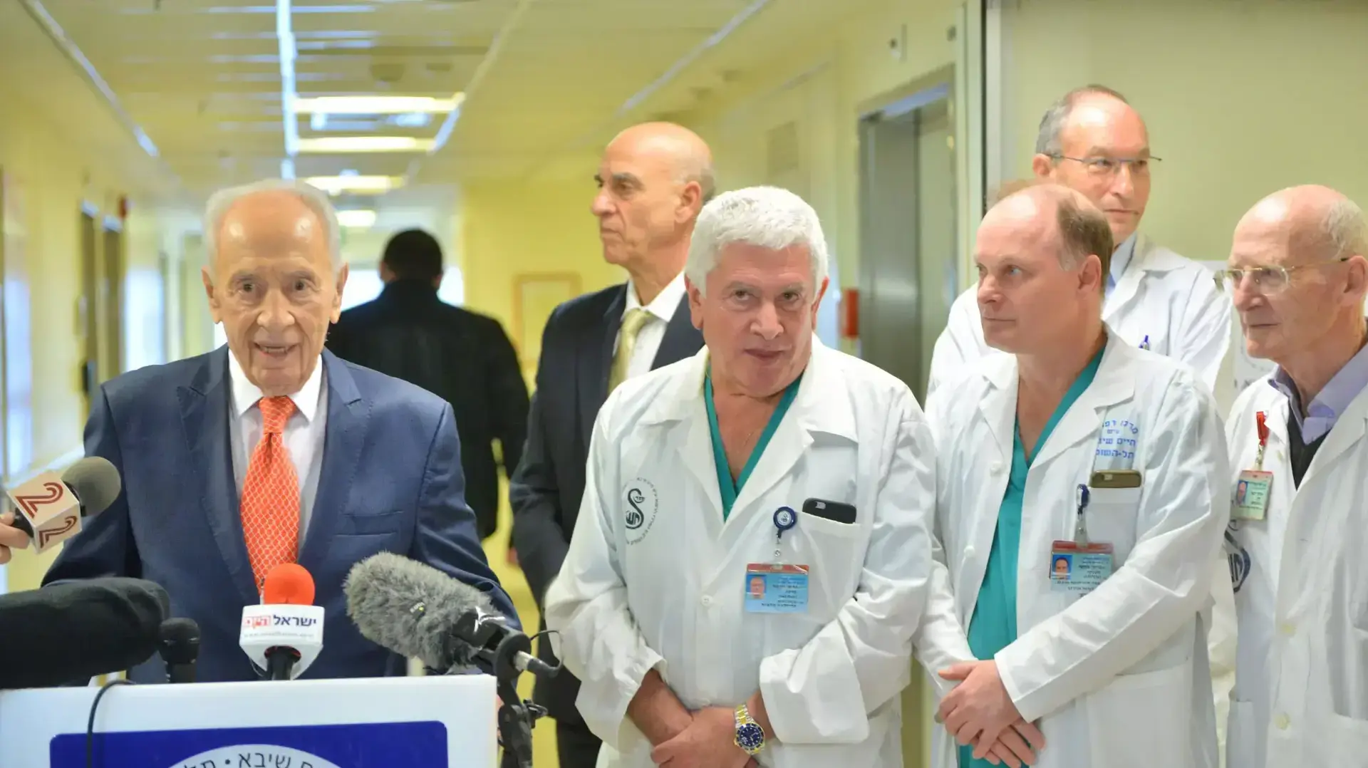שמעון פרס היום בעת שחרורו מבית החולים שיבא שמעון פרס היום בעת שחרורו מבית החולים שיבא