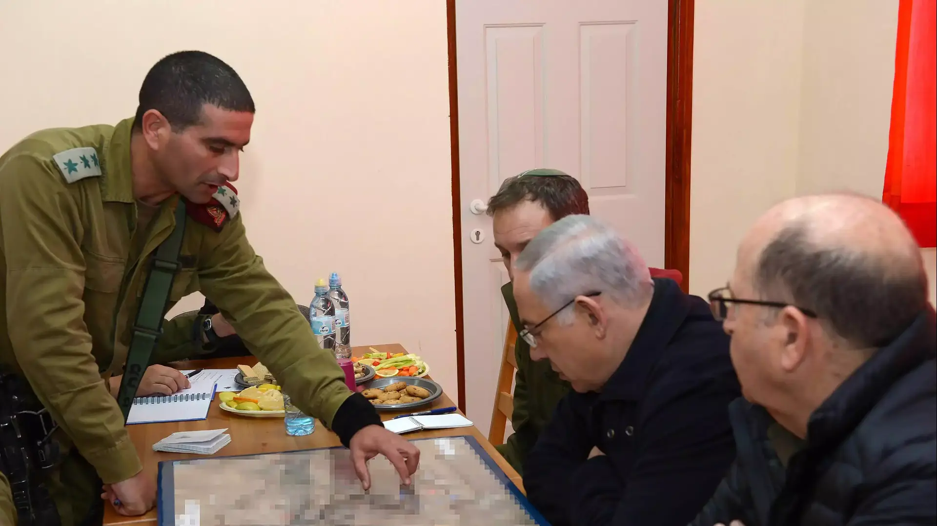 ביקור ראש הממשלה בנימין נתניהו ושר הביטחון משה בוגי יעלון בישוב עותניאל. בצילום, מימין לשמאל: שר הביטחון משה בוגי יעלון, ראש הממשלה בנימין נתניהו ומזכירו הצבאי של ראש הממשלה תא"ל אליעזר טולדנו מקבלים סקירה על המצב הבטחוני ביקור ראש הממשלה בנימין נתניהו ושר הביטחון משה בוגי יעלון בישוב עותניאל. בצילום, מימין לשמאל: שר הביטחון משה בוגי יעלון, ראש הממשלה בנימין נתניהו ומזכירו הצבאי של ראש הממשלה תא"ל אליעזר טולדנו מקבלים סקירה על המצב הבטחוני