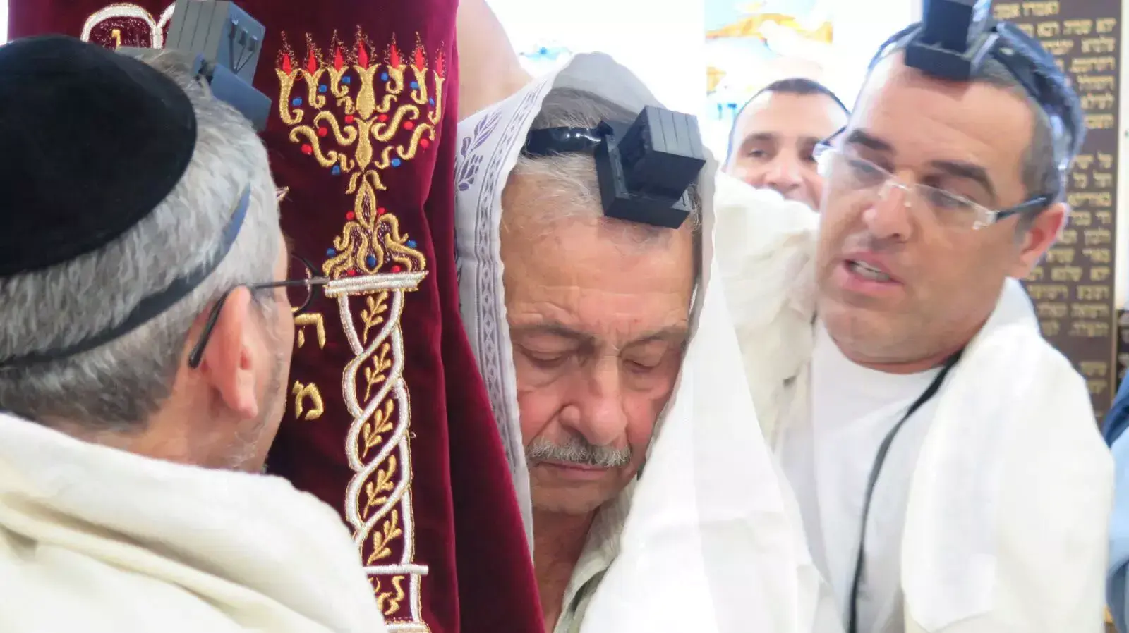 טקס בר מצווה של אריה שליש בן ה-81, שארגנו שוטרי משטרת תל אביב, ינואר 2016 טקס בר מצווה של אריה שליש בן ה-81, שארגנו שוטרי משטרת תל אביב, ינואר 2016