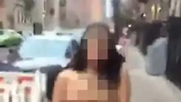 גבר הכריח את חברתו ללכת עירומה ברחוב גבר הכריח את חברתו ללכת עירומה ברחוב