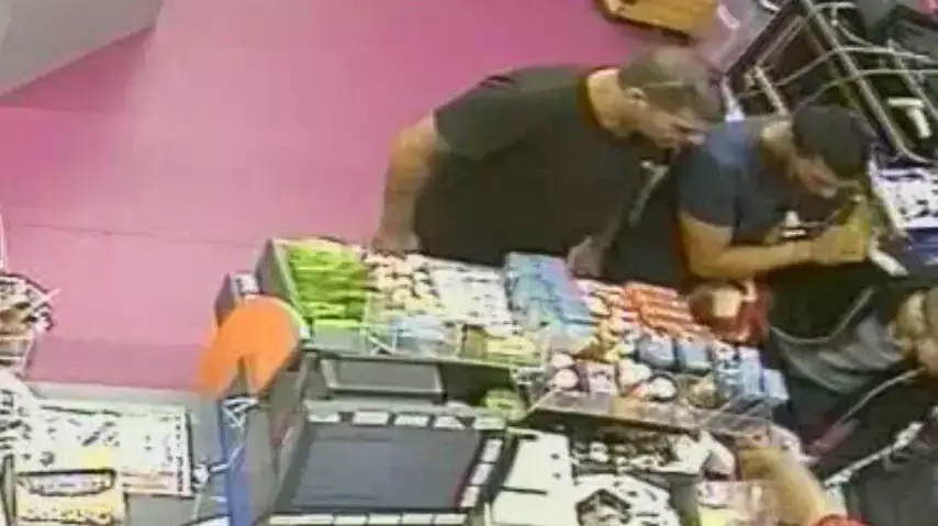 מצלמות אבטחה של וטרינרים מתכוננים לתקוף וטרינר שביצע ניסויים בבעלי חיים מצלמות אבטחה של וטרינרים מתכוננים לתקוף וטרינר שביצע ניסויים בבעלי חיים