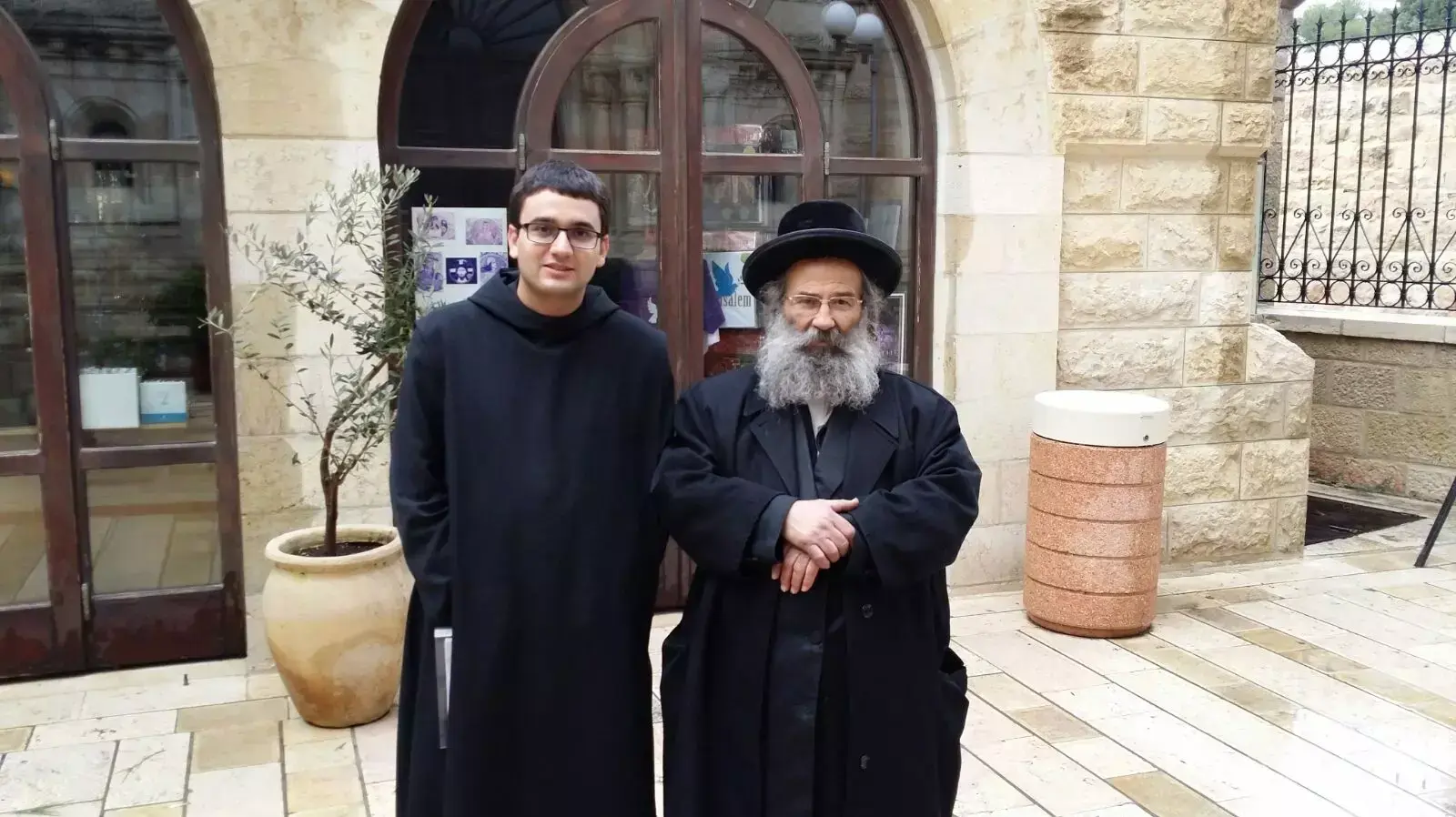 נחום שלזינגר, חרדי שהגיע לכנסיית הדורמציון להתנצל בפני כמרים, בשיחה עם האח איגנטיוס. ינואר 2016