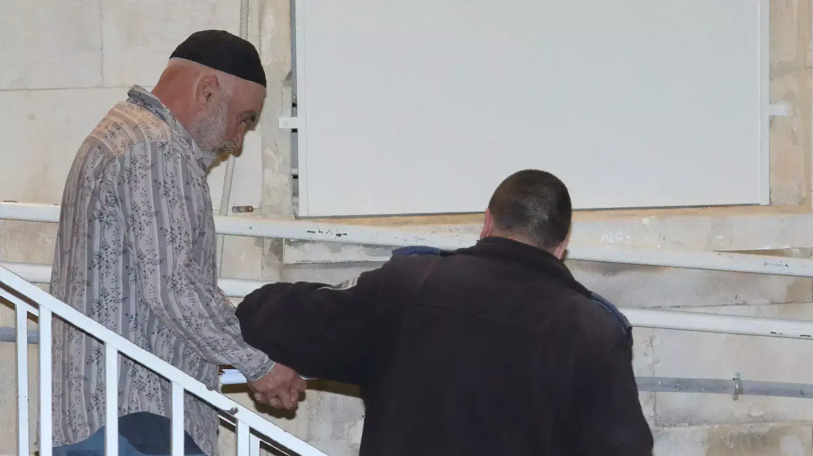 הארכת מעצר עזרא נאווי, פעיל שמאל שנעצר בחשד למגע עם סוכן זר. 12 בינואר 2016 הארכת מעצר עזרא נאווי, פעיל שמאל שנעצר בחשד למגע עם סוכן זר. 12 בינואר 2016