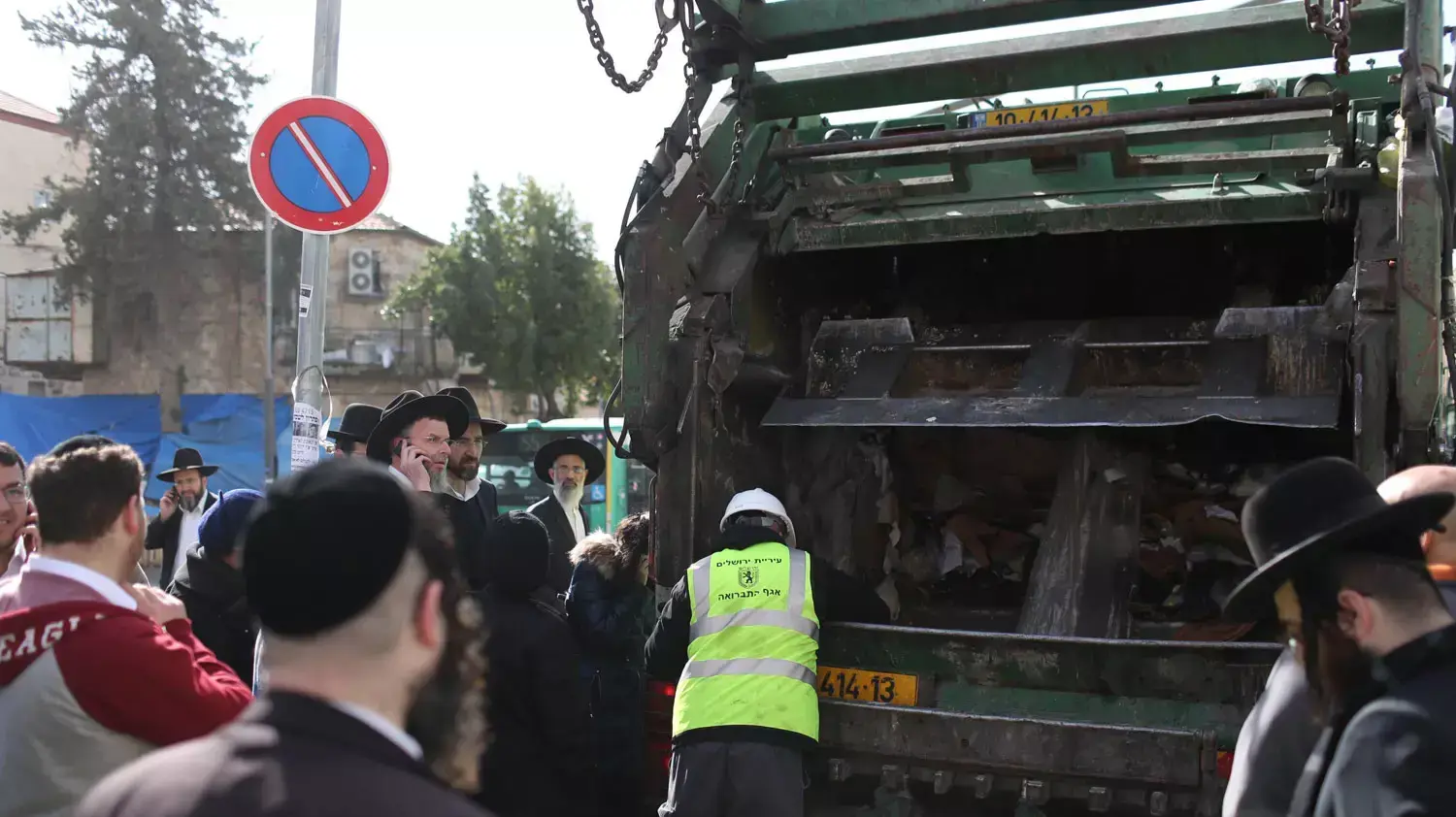 חיפושים אחר טבעת אירוסין שנזרקה לפח הזבל בטעות. ירושלים. 21 בינואר 2016 חיפושים אחר טבעת אירוסין שנזרקה לפח הזבל בטעות. ירושלים. 21 בינואר 2016