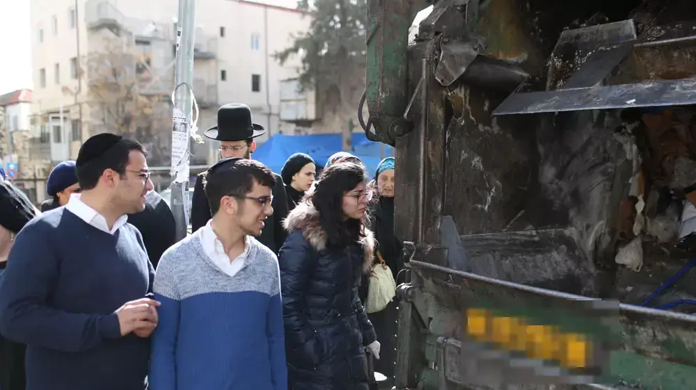 חיפושים אחר טבעת אירוסין שנזרקה לפח הזבל בטעות. ירושלים. 21 בינואר 2016 חיפושים אחר טבעת אירוסין שנזרקה לפח הזבל בטעות. ירושלים. 21 בינואר 2016