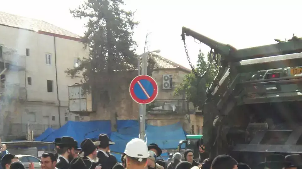 חיפושים אחר טבעת אירוסין שנזרקה לפח הזבל בטעות. ירושלים. 21 בינואר 2016 חיפושים אחר טבעת אירוסין שנזרקה לפח הזבל בטעות. ירושלים. 21 בינואר 2016