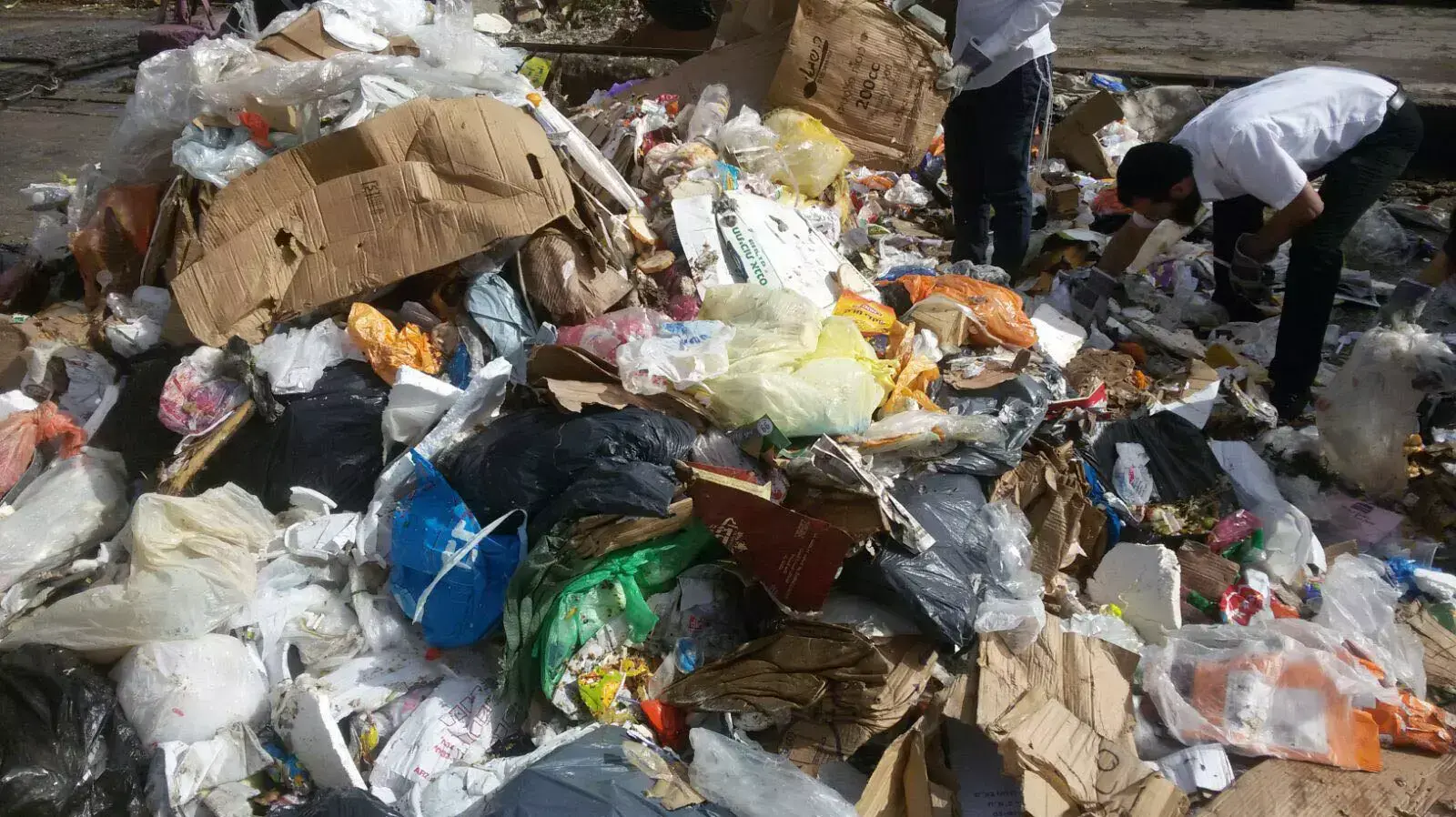 חיפושים אחר טבעת אירוסין שנזרקה לפח הזבל בטעות. ירושלים. 21 בינואר 2016 חיפושים אחר טבעת אירוסין שנזרקה לפח הזבל בטעות. ירושלים. 21 בינואר 2016