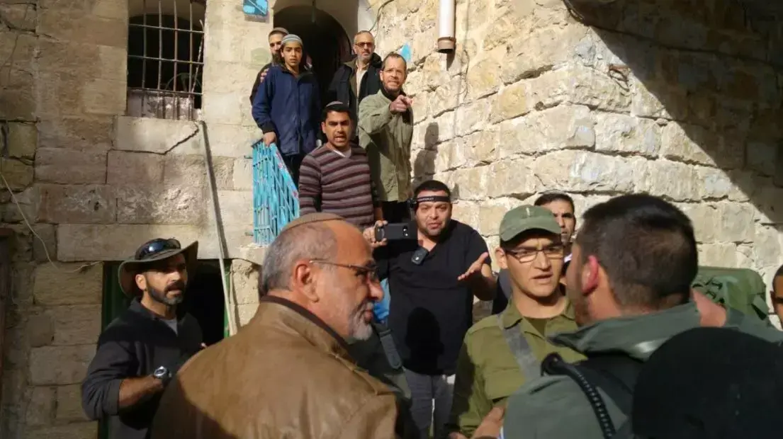 מתנחלים, חיילים ושוטרי מג"ב ליד בית בחברון, היום