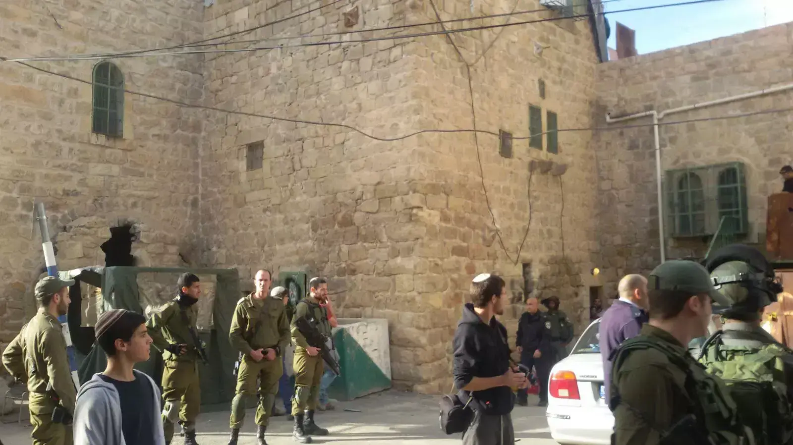 כניסת מתיישבים בחברון לשני בתים חדשים שנרכשו בעיר כניסת מתיישבים בחברון לשני בתים חדשים שנרכשו בעיר