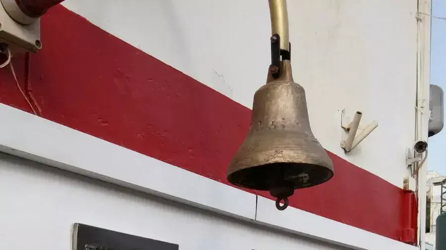 תחנת כיבוי האש בגבעתיים תלתה פעמון ששימש בעבר להזנקת כבאים. 22 בינואר 2016 תחנת כיבוי האש בגבעתיים תלתה פעמון ששימש בעבר להזנקת כבאים. 22 בינואר 2016