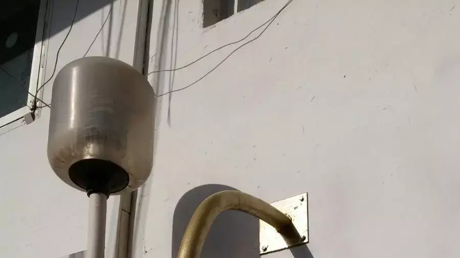 תחנת כיבוי האש בגבעתיים תלתה פעמון ששימש בעבר להזנקת כבאים. 22 בינואר 2016 תחנת כיבוי האש בגבעתיים תלתה פעמון ששימש בעבר להזנקת כבאים. 22 בינואר 2016