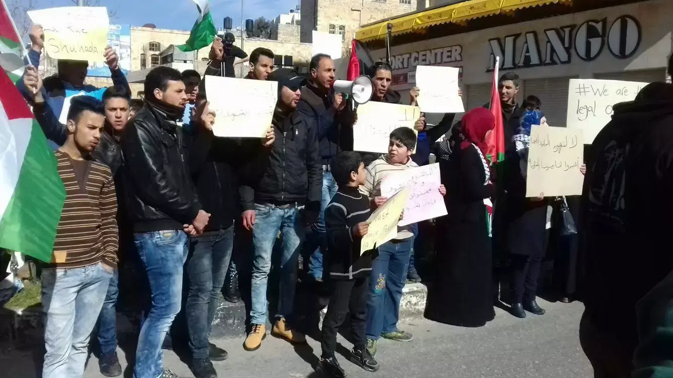 הפגנה בחברון נגד השתלטות מתנחלים על בתים בעיר 22 בינואר 2016 הפגנה בחברון נגד השתלטות מתנחלים על בתים בעיר 22 בינואר 2016