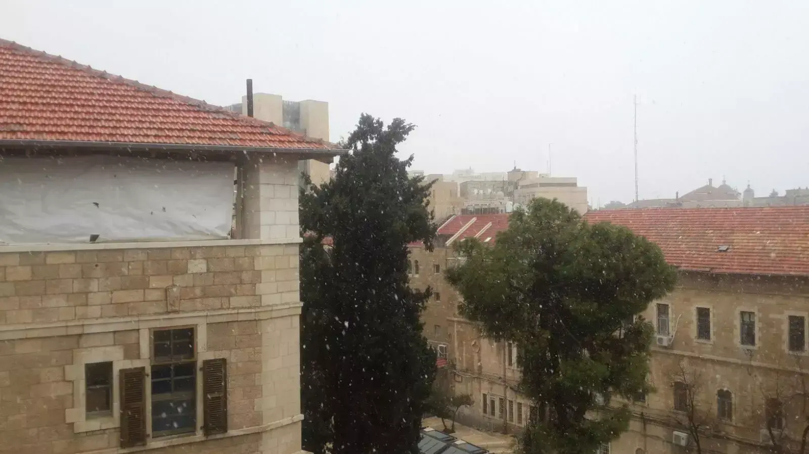 פתיתי שלג במרכז ירושלים. 25 בינואר 2016.