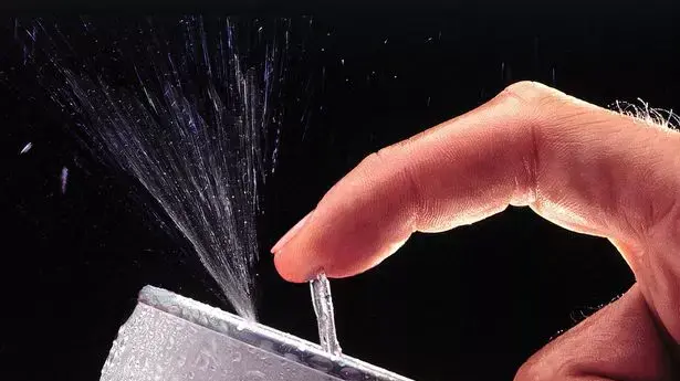 ככה תגרמו לפחית מנוערת לא להשפריץ עליכם