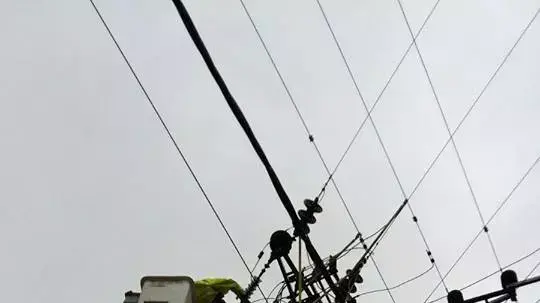 עובדי חברת החשמל מתקנים קו מתח גבוה בנתניה, 26 בינואר 2016 עובדי חברת החשמל מתקנים קו מתח גבוה בנתניה, 26 בינואר 2016
