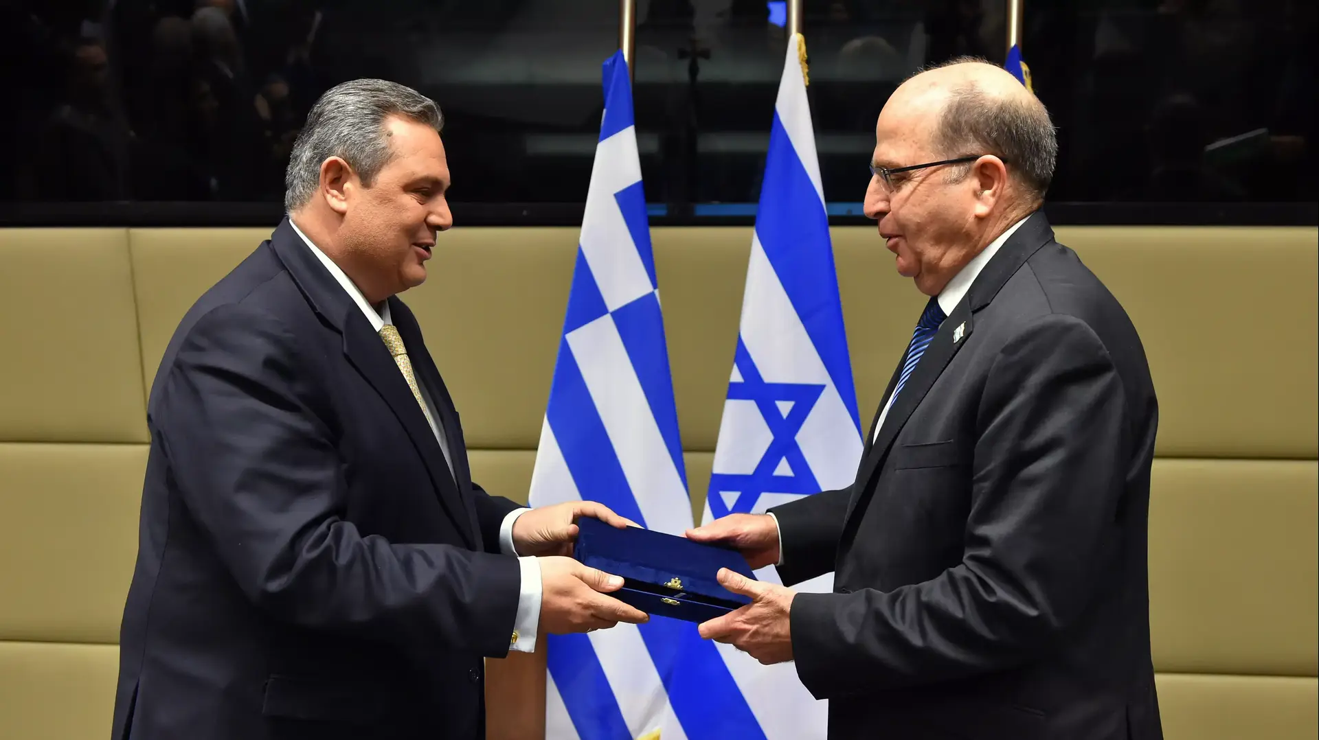 שר הביטחון משה יעלון ושר ההגנה היווני פאנוס קאמנוס, יוון. 26 בינואר 2016 שר הביטחון משה יעלון ושר ההגנה היווני פאנוס קאמנוס, יוון. 26 בינואר 2016